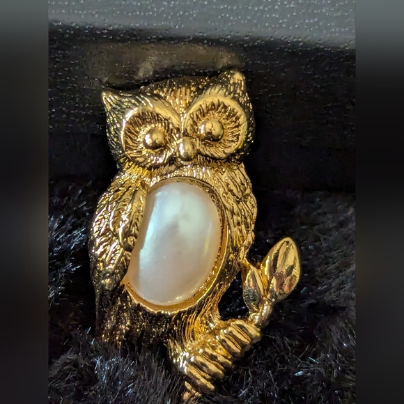 Avon 1994 Friendly Critters Tac Pin: Owl.  Gold-tone w/ faux pearl - Picture 1 of 5